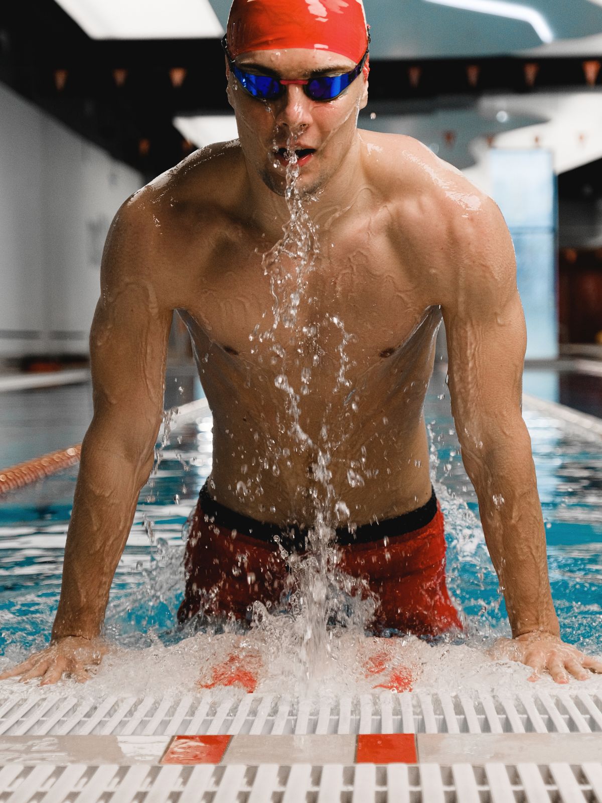 Schwimmer beim Auftauchen am Beckenrand