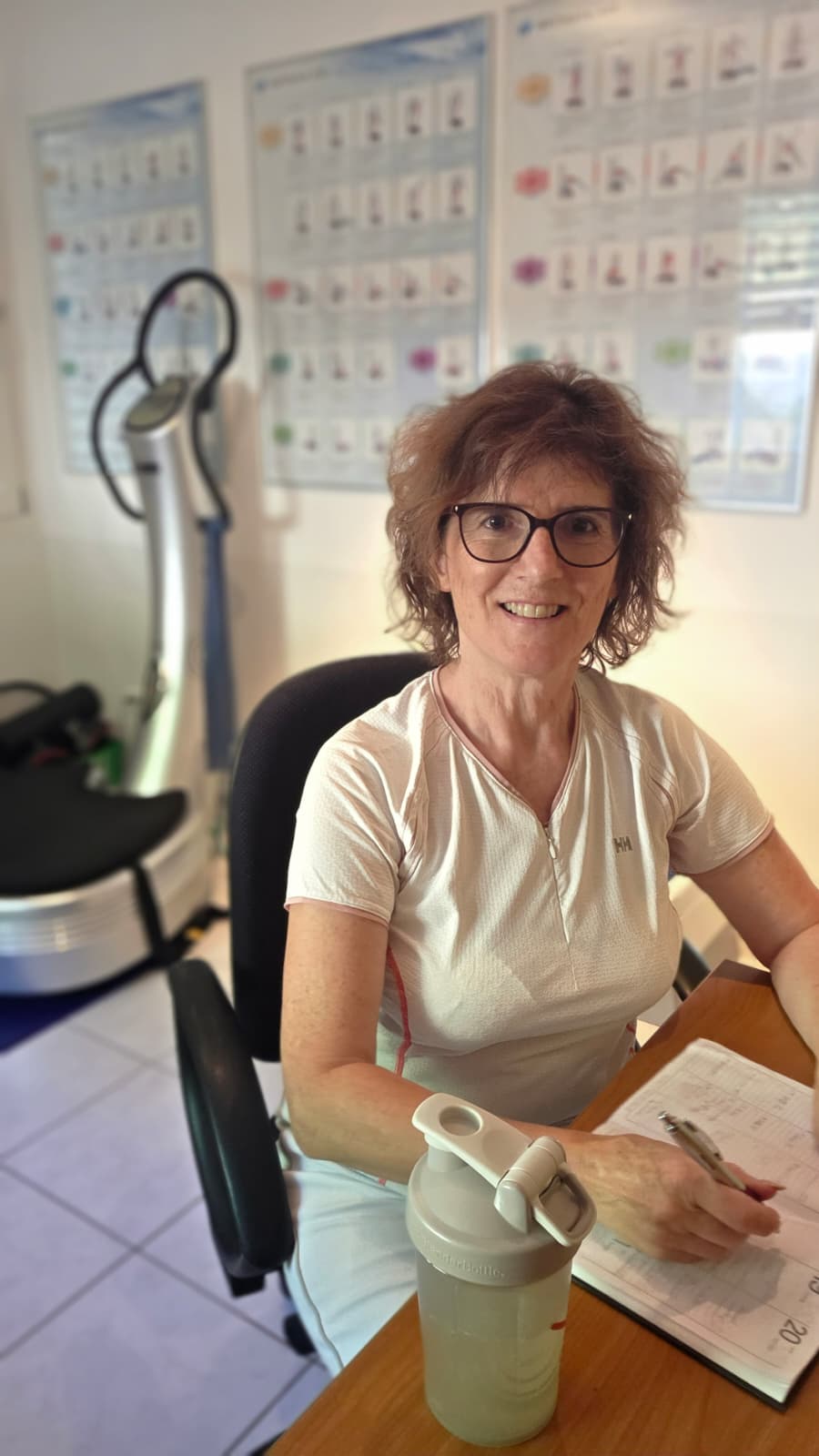 Marina Paschka an ihrem Schreibtisch im Power-Plate-Studio Wetzikon