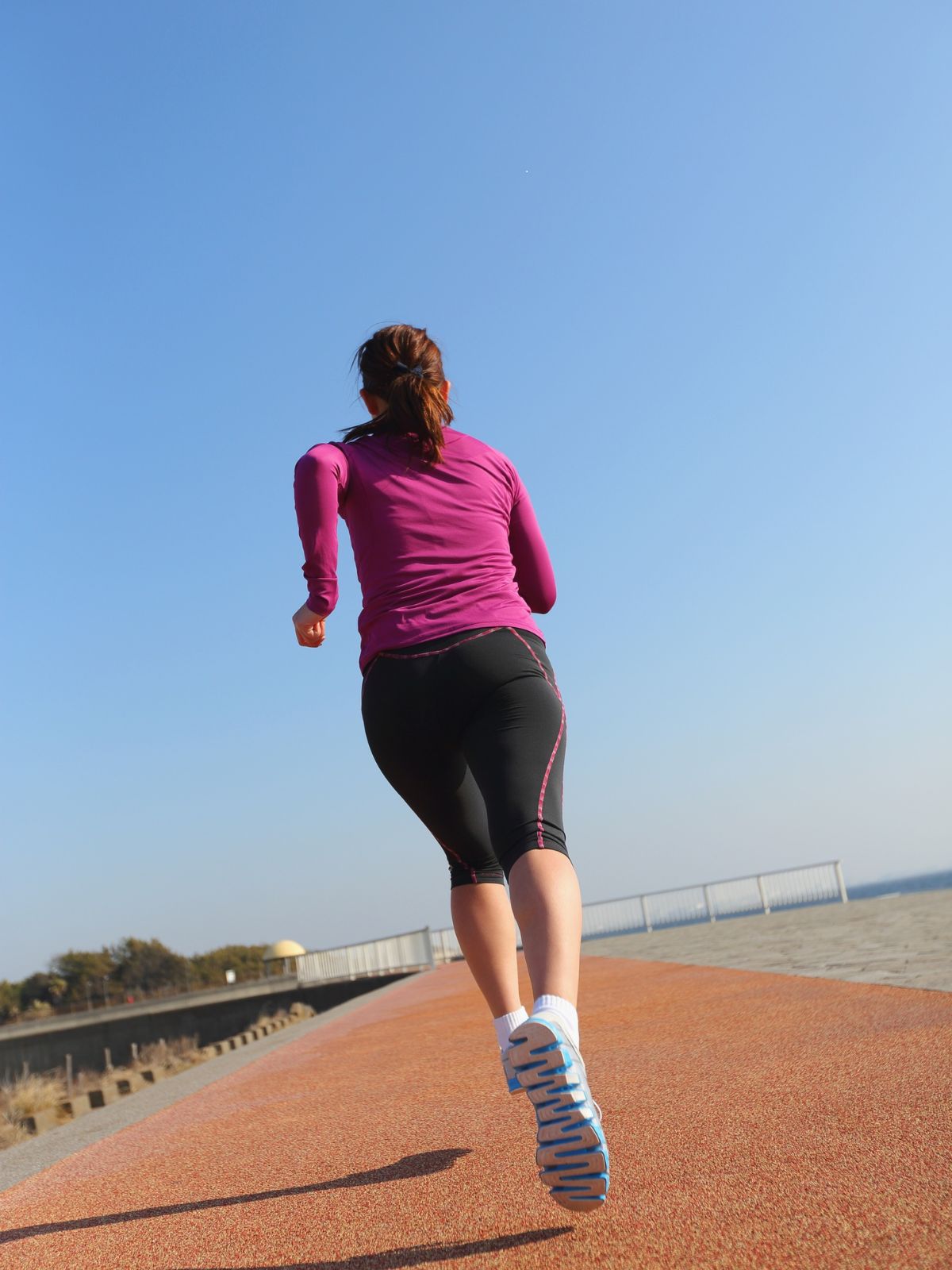 Frau beim Joggen auf einer Laufstrecke