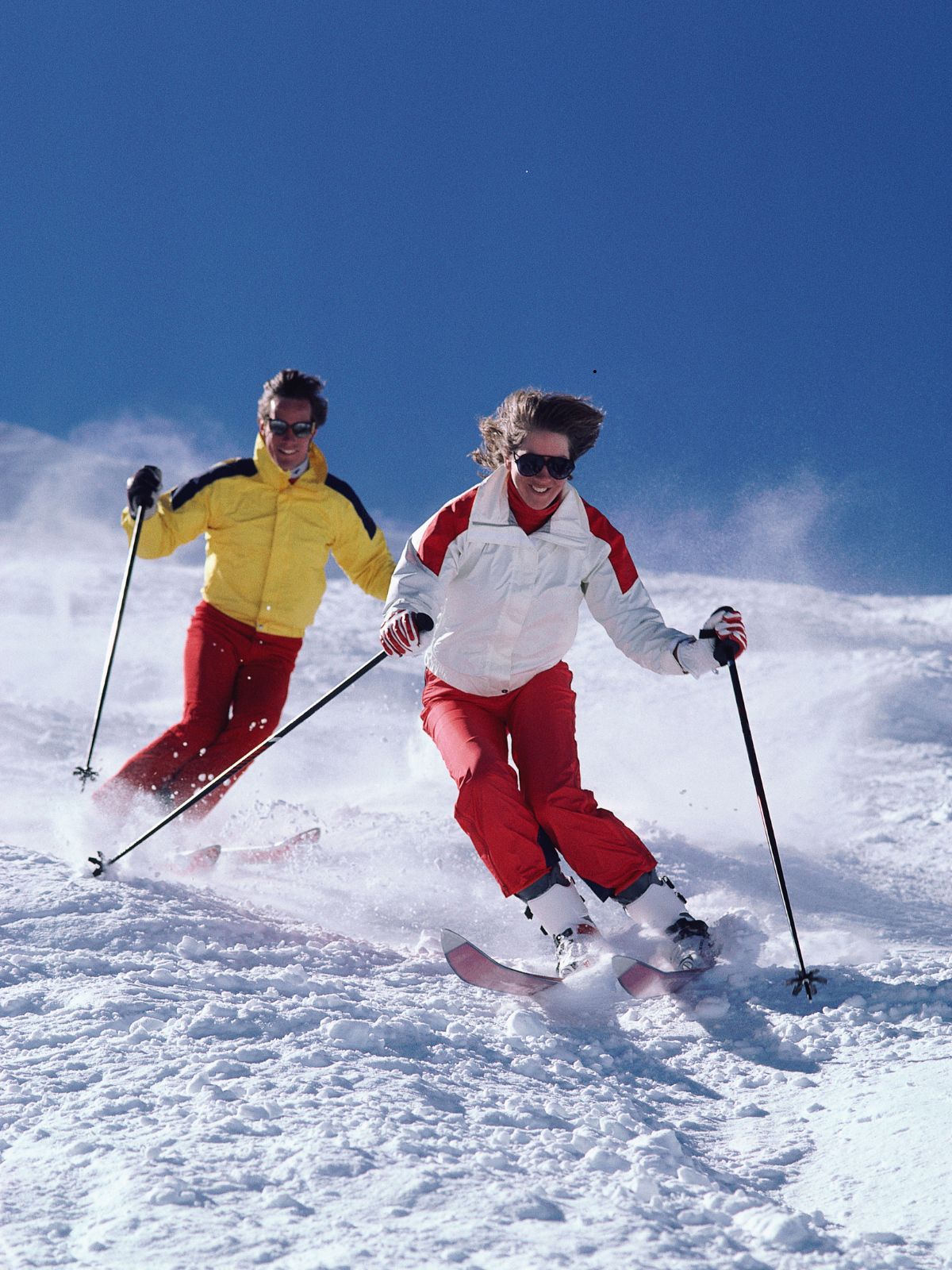 Paar beim Skifahren im Schnee